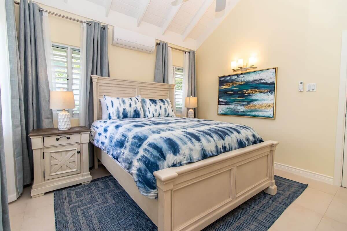 3 slaapkamers, een bureau, een strijkplank/strijkijzer, reisbedje