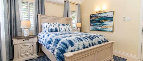 3 slaapkamers, een bureau, een strijkplank/strijkijzer, reisbedje