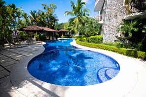 Una piscina al aire libre