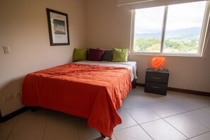 2 slaapkamers, een strijkplank/strijkijzer, gratis wifi, beddengoed