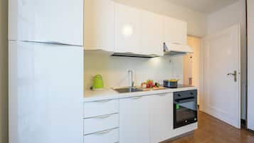 Departamento estándar, 2 habitaciones (Villa Fiorita - Apt 2 - Margherita) | Cocina privada | Refrigerador, horno, parrilla de estufa y cafetera y tetera