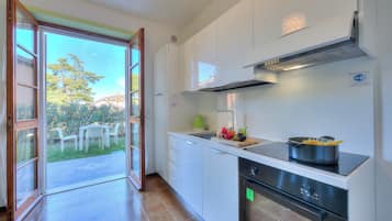 Fridge, oven, stovetop, coffee/tea maker