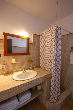 Shower, hair dryer, bidet, towels - Finca La Cantarera Tarifa -Poniente apartment - Reconnect with yourself + nature (Tarifa)