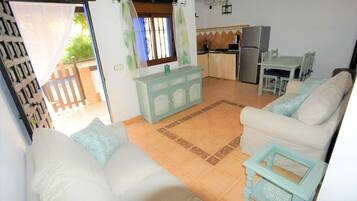 Smart-tv, een open haard en boeken