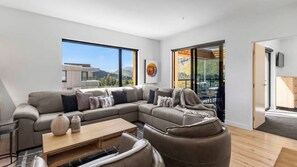 Smart TV, fireplace - Mountain Views Penthouse - Apartment 22 (Queenstown)