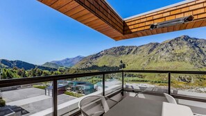 Outdoor dining - Mountain Views Penthouse - Apartment 22 (Queenstown)