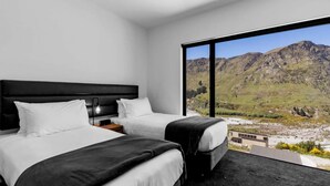 A hotel room with two beds, a large window with a mountain view, and a modern design. - Mountain Views Penthouse - Apartment 22 (Queenstown)