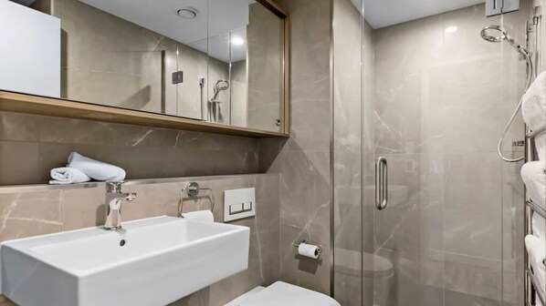 Shower, hair dryer, towels - Mountain Views Penthouse - Apartment 22 (Queenstown)