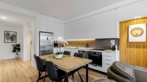 Fridge, microwave, oven, stovetop - Mountain Views Penthouse - Apartment 22 (Queenstown)