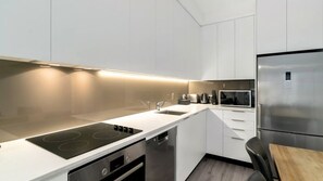 Fridge, microwave, oven, stovetop - Mountain Views Penthouse - Apartment 22 (Queenstown)