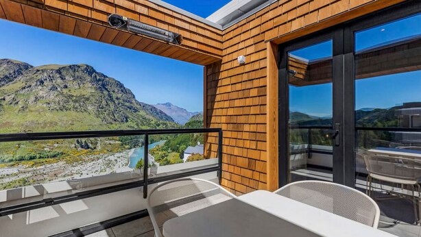 A balcony with a view of a mountain and a river. - Mountain Views Penthouse - Apartment 22 (Queenstown)