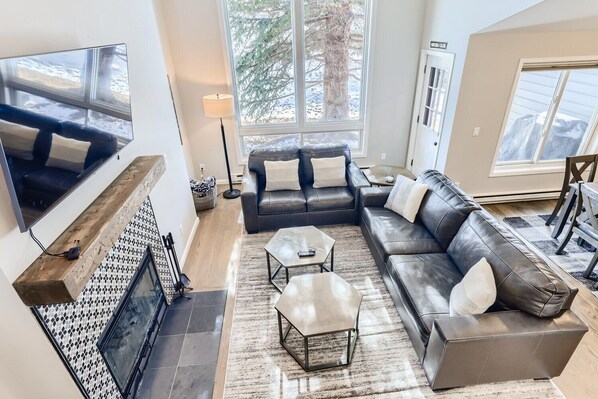 Smart TV, fireplace