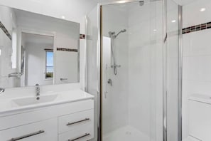Bañera, secador de pelo, toallas