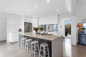 Fridge, microwave, oven, stovetop - Seven Mile Beach House Surf Hike Golf (Seven Mile Beach)