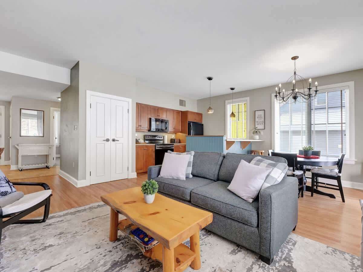 Télévision, cheminée, espaces bureaux