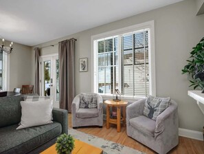 Televisión, chimenea y oficina