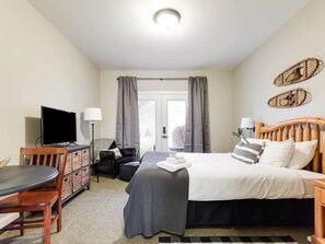 1 bedroom, iron/ironing board, WiFi, bed sheets - All Season Ski in/out Chalet at Calabogie Peaks (Calabogie)