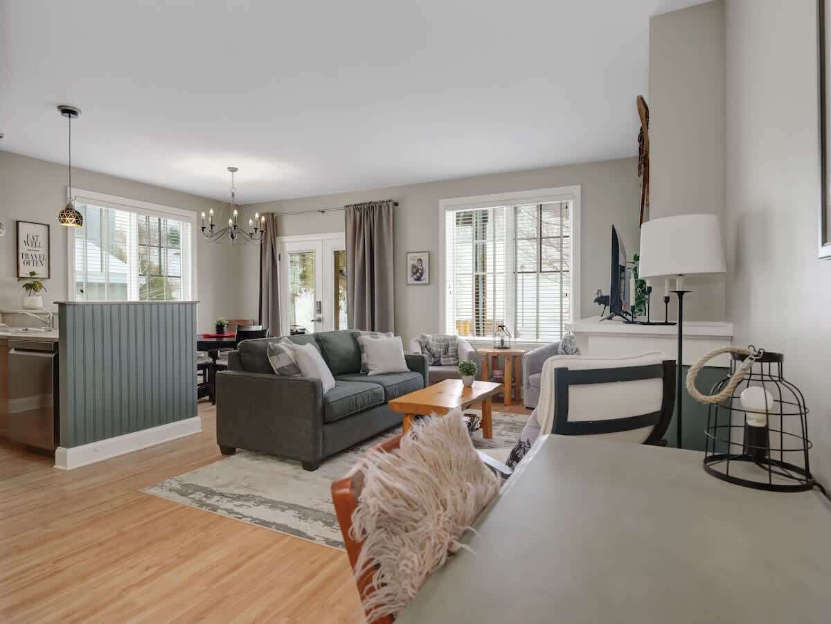 Televisión, chimenea y oficina 