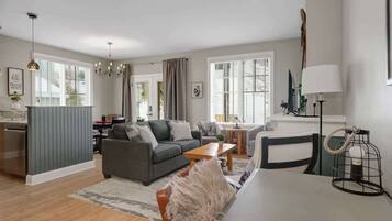 Télévision, cheminée, espaces bureaux