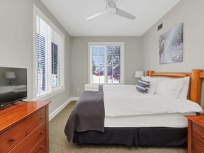 2 habitaciones, tabla de planchar con plancha, wifi y ropa de cama