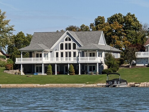 Luxury 4600 Sq. Ft. Lakehouse!! Sandy Beach,Sunsets,Canoes,Kayaks,Pontoon,Jetski