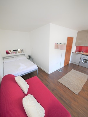 Travel cot, free WiFi, bed sheets