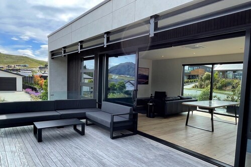 Luxurious Lake and Alpine Views