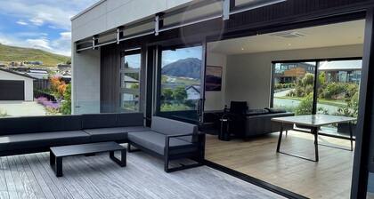 Luxurious Lake and Alpine Views