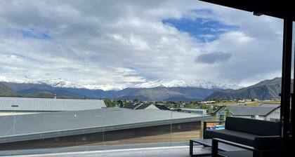 Luxurious Lake and Alpine Views