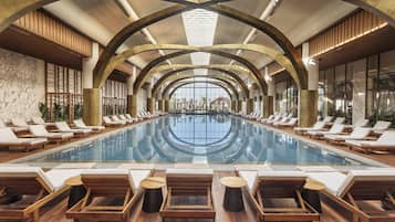 Una piscina cubierta, 3 piscinas al aire libre