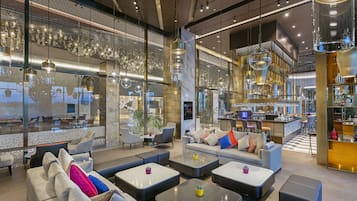 17 bares, 5 bares en la playa y bar junto a la piscina