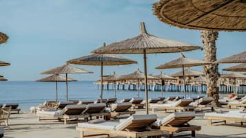 Playa privada, arena blanca, cabañas de playa y tumbonas