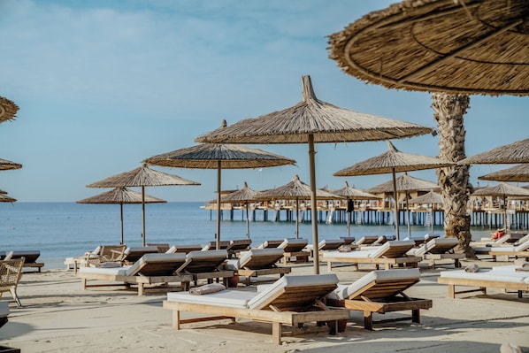 Pantai persendirian, pasir putih, kabana (surcaj), kerusi lepak pantai 