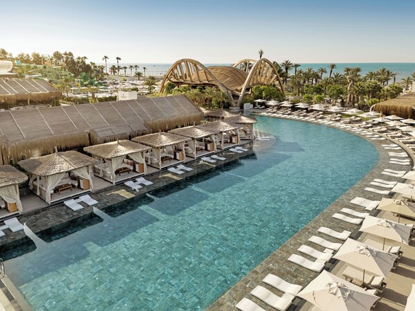 Una piscina techada, 3 piscinas al aire libre