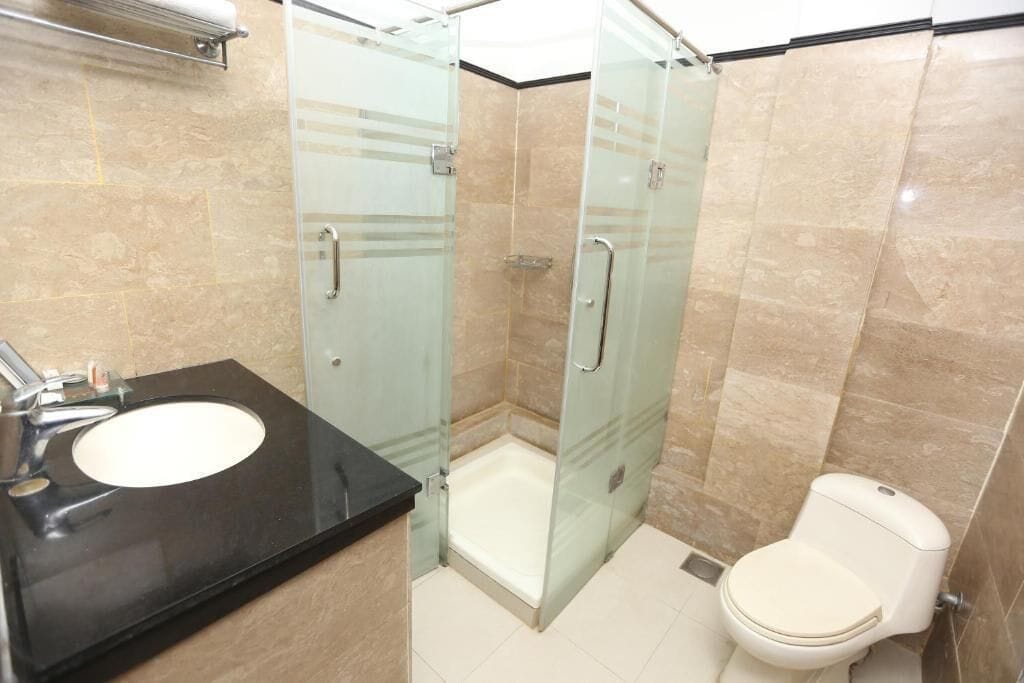 shower, free toiletries, towels