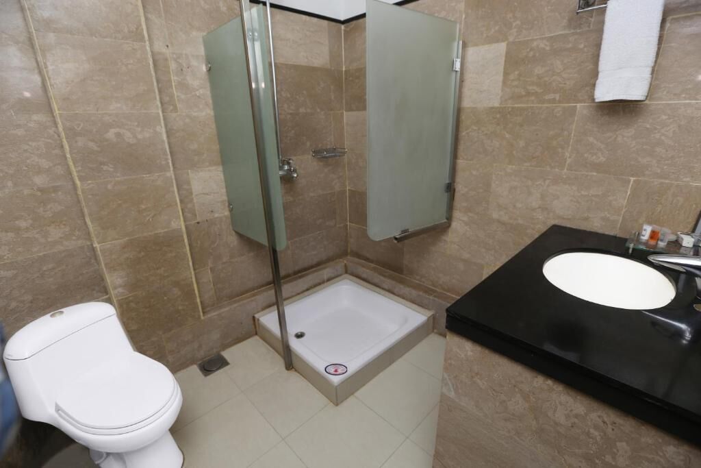 shower, free toiletries, towels