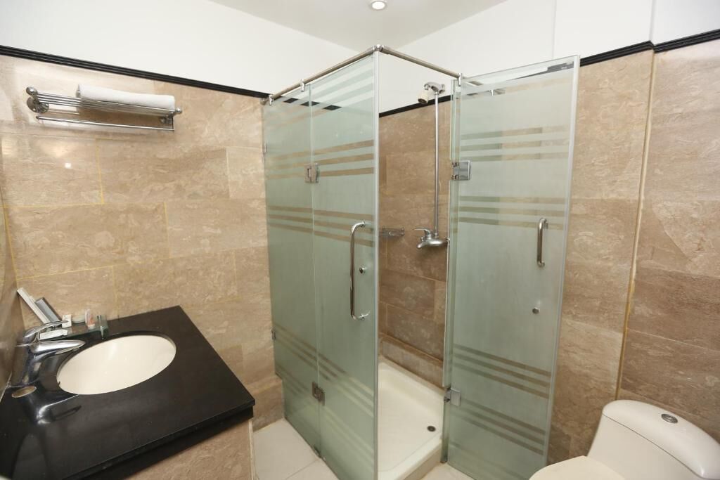 deluxe double or twin room | bathroom | shower, free toiletries, towels