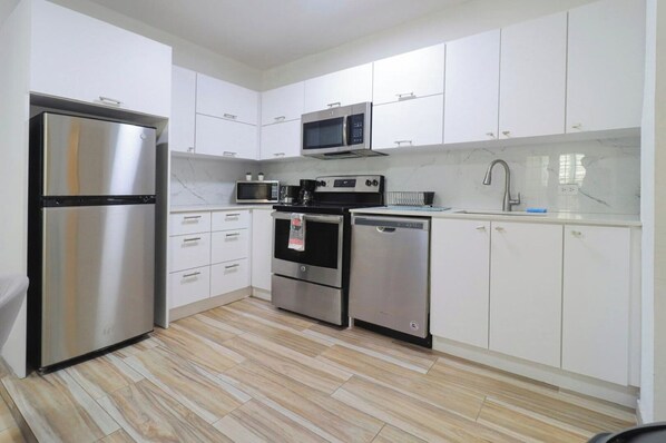Frigorífico, microondas, placa de cocina y lavavajillas