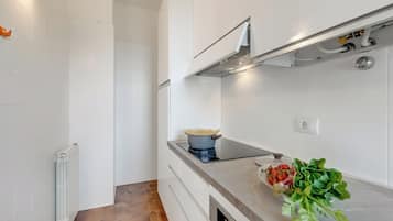 Apartamento familiar, 1 habitación, balcón (Villa Fiorita - Apt 4 - Mimosa near) | Cocina privada | Horno, placa de cocina, cafetera o tetera y hervidor eléctrico
