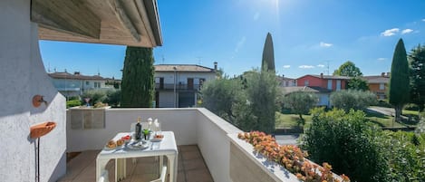 Family Apartment, Multiple Bedrooms (Villa Fiorita - Apt 3 - Ortensia) | Outdoor dining