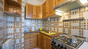 Family Apartment, Multiple Bedrooms (Villa Fiorita - Apt 4 - Mimosa) | Private kitchen