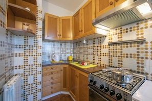 Family Apartment, Multiple Bedrooms (Villa Fiorita - Apt 4 - Mimosa) | Private kitchen - Villa Fiorita (Sirmione)