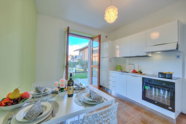 Departamento estándar, varias habitaciones (Villa Fiorita - Apt 2 - Margherita) | Cocina privada | Horno, parrilla de estufa, cafetera y tetera y tetera eléctrica 