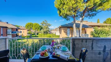 Apartamento familiar, 1 habitación, balcón (Villa Fiorita - Apt 4 - Mimosa near) | Restaurante al aire libre