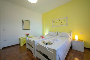 Departamento familiar, varias habitaciones (Villa Fiorita - Apt 4 - Mimosa) | 1 habitación, tabla de planchar con plancha, wifi gratis y ropa de cama 