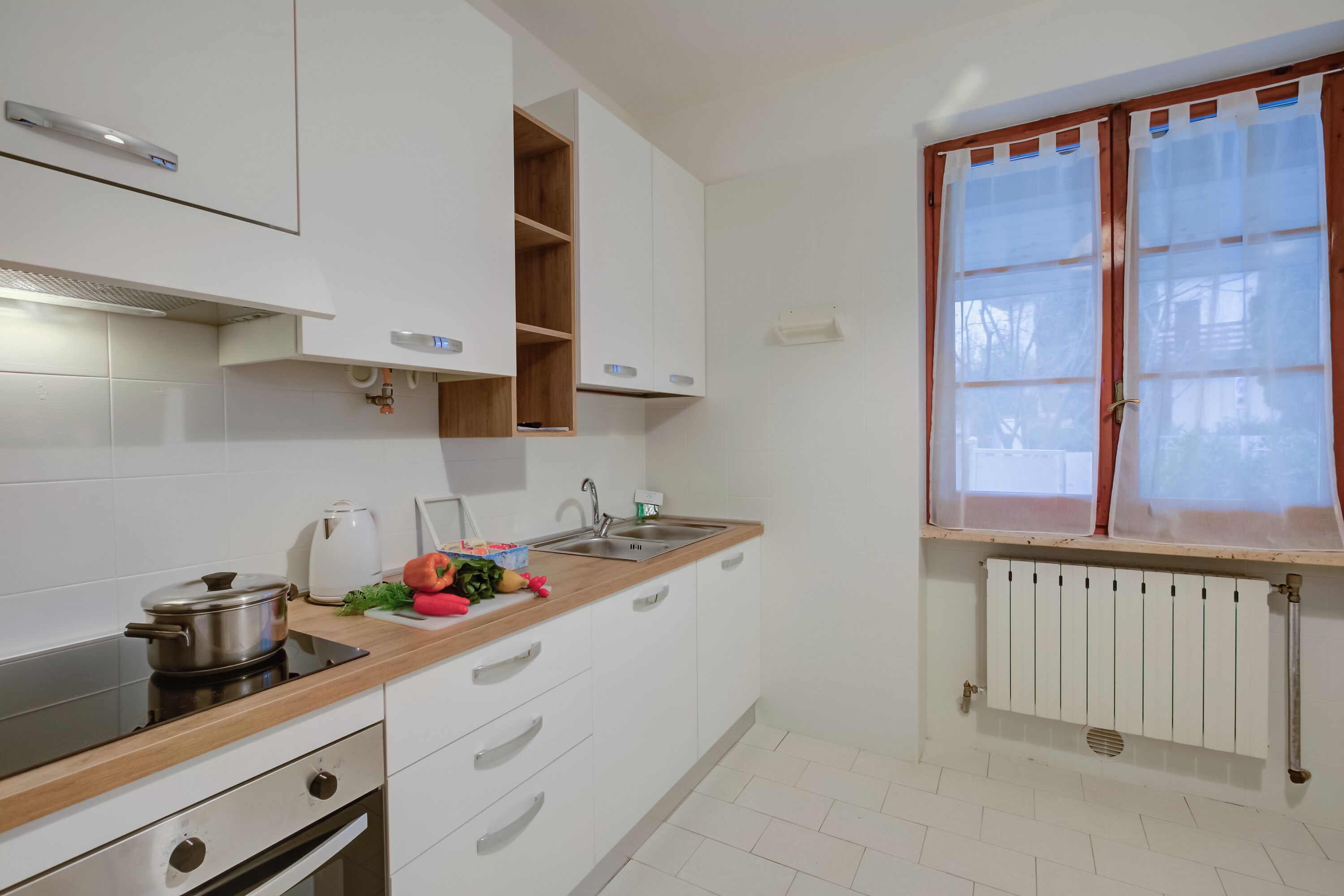 Familie appartement, meerdere slaapkamers (Villa Fiorita - Apt 1 - Violetta) | Privékeuken | Een oven, een kookplaat, een koffiezetapparaat/waterkoker
