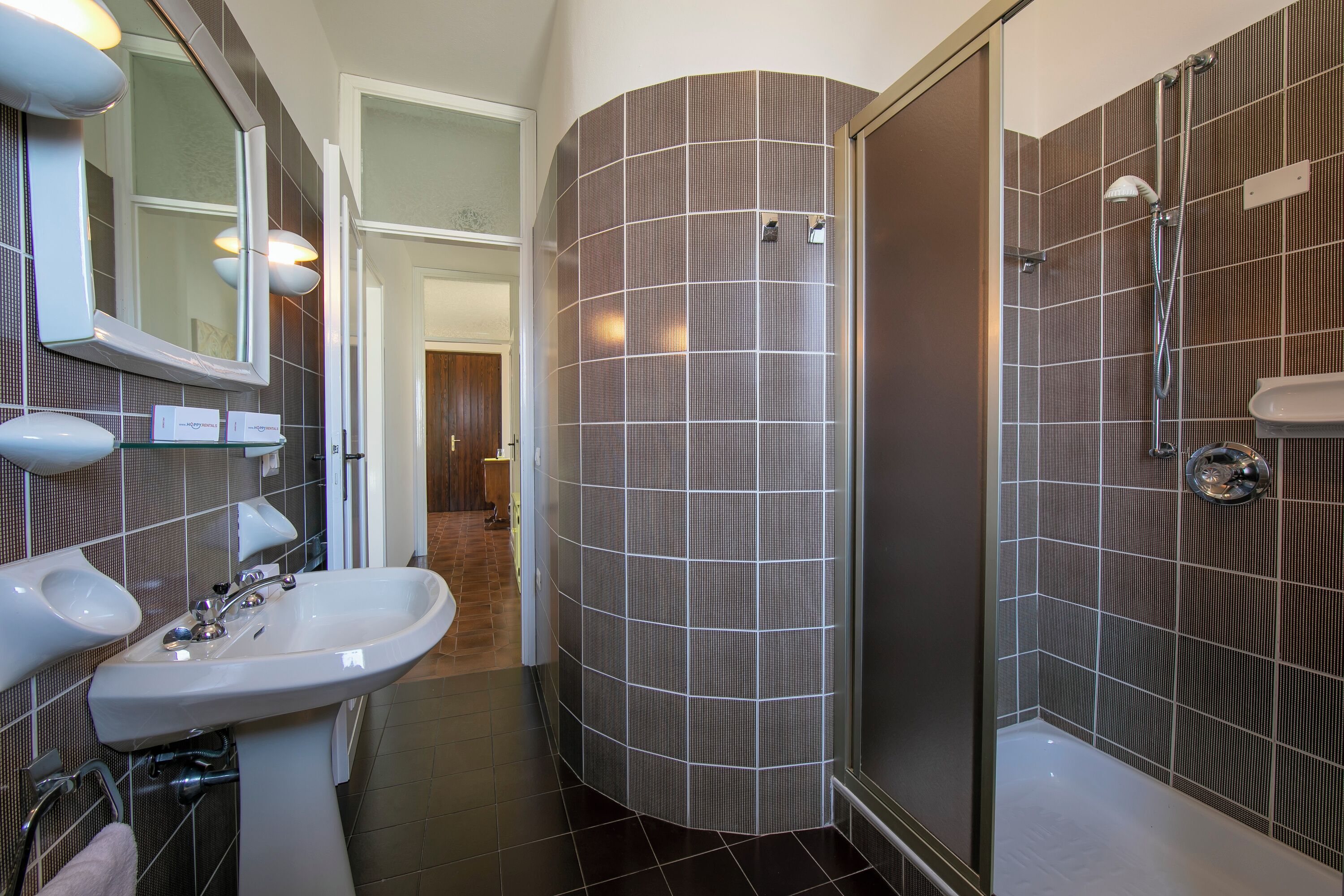 Familienapartment, Mehrere Schlafzimmer (Villa Fiorita - Apt 4 - Mimosa) | Badezimmer | Duschwanne, Haartrockner, Bidet, Handtücher