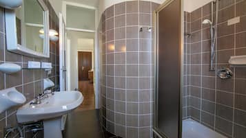 Family Apartment, Multiple Bedrooms (Villa Fiorita - Apt 4 - Mimosa) | Bathroom | Combined shower/bathtub, hair dryer, bidet, towels