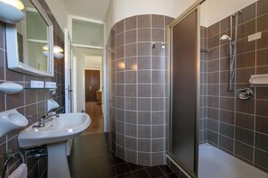 Departamento familiar, varias habitaciones (Villa Fiorita - Apt 4 - Mimosa) | Baño | Tina con regadera, secadora de cabello, bidet, toallas 