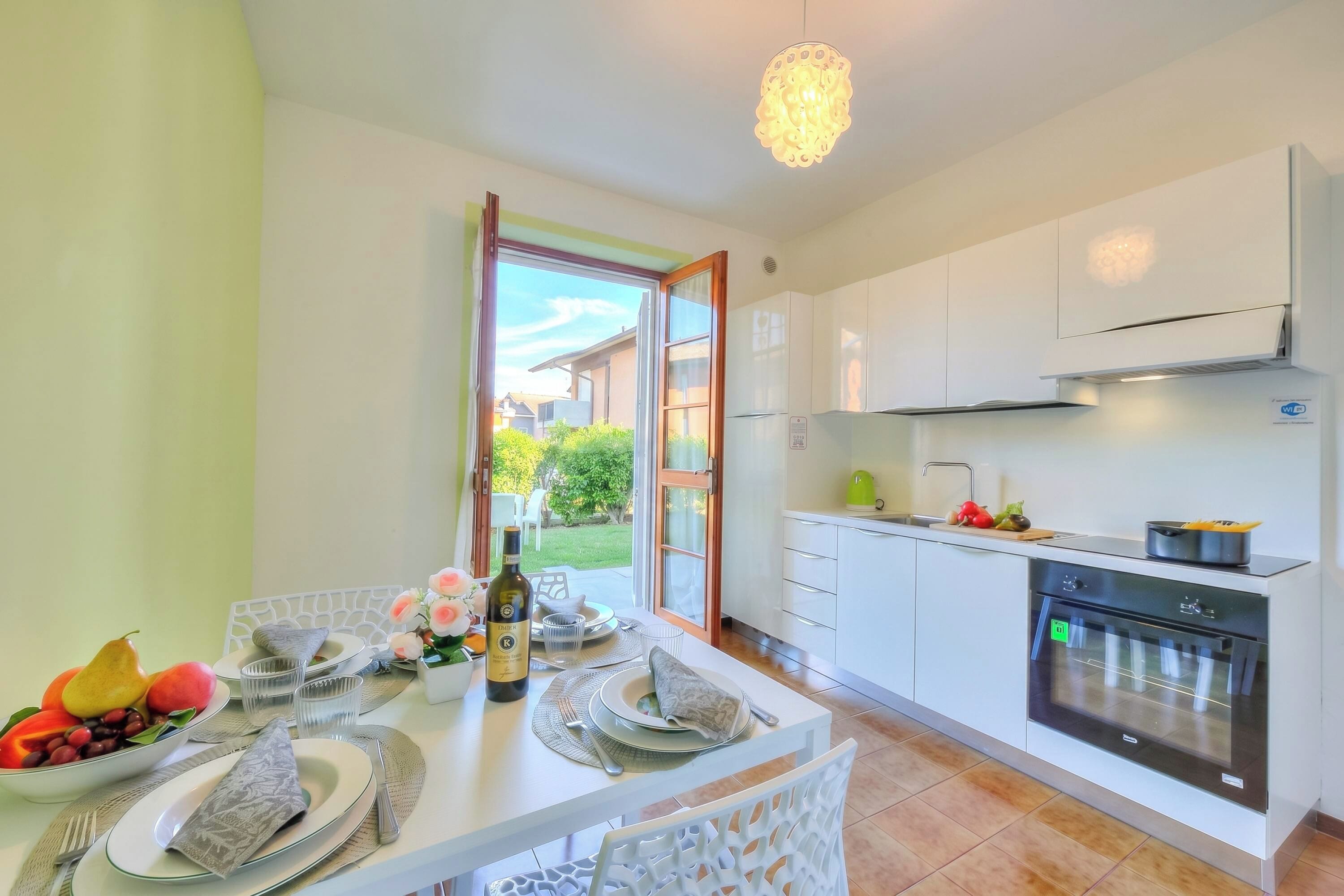Standardlejlighed - 2 soveværelser - terrasse (Villa Fiorita - Apt 2 - Margherita) | Privat køkken | Kaffe-/temaskine, ovn, kogeplade, elkedel
